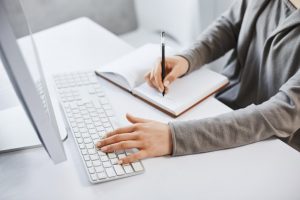 Puedo Manejar Tareas Multiples Foto Recortada Chica Exitosa Escribiendo Teclado Tomando Notas Mientras Mira Pantalla Computadora Estudia Nuevos Gr